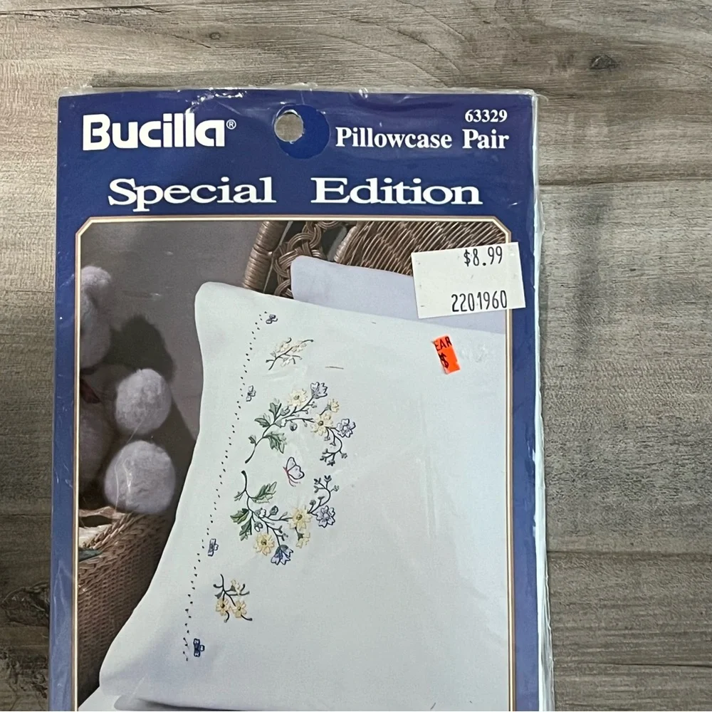NWT Bucilla Special Edition Stamped Embroidery Flowers Pillowcase Pair & Floss